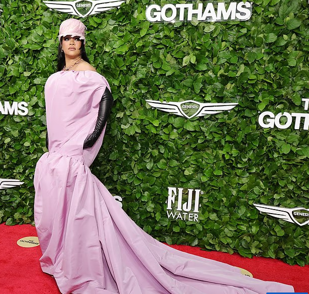 Çoxlu pulu var, amma geyinə bilmir - Rihanna tənqid olundu (FOTOLAR)